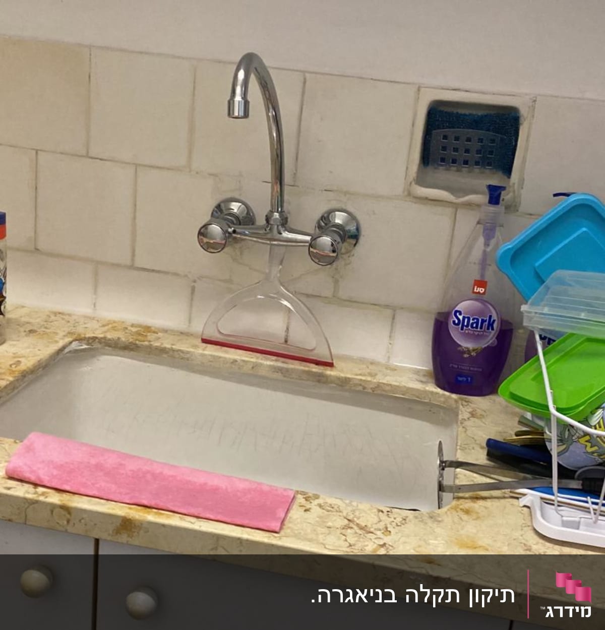 כיור מטבח עם ברז נירוסטה ומתקן לייבוש כלים